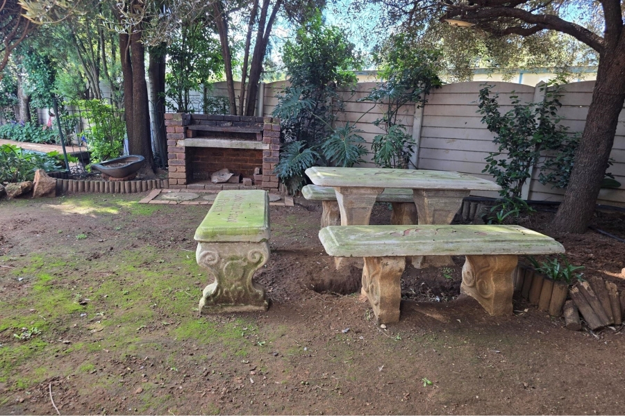 5 Bedroom Property for Sale in Lodeyko Gauteng