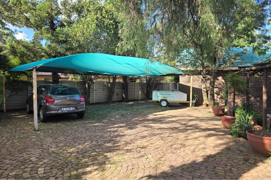 5 Bedroom Property for Sale in Lodeyko Gauteng