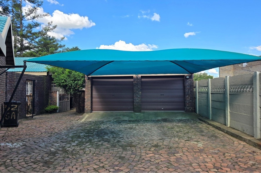 5 Bedroom Property for Sale in Lodeyko Gauteng