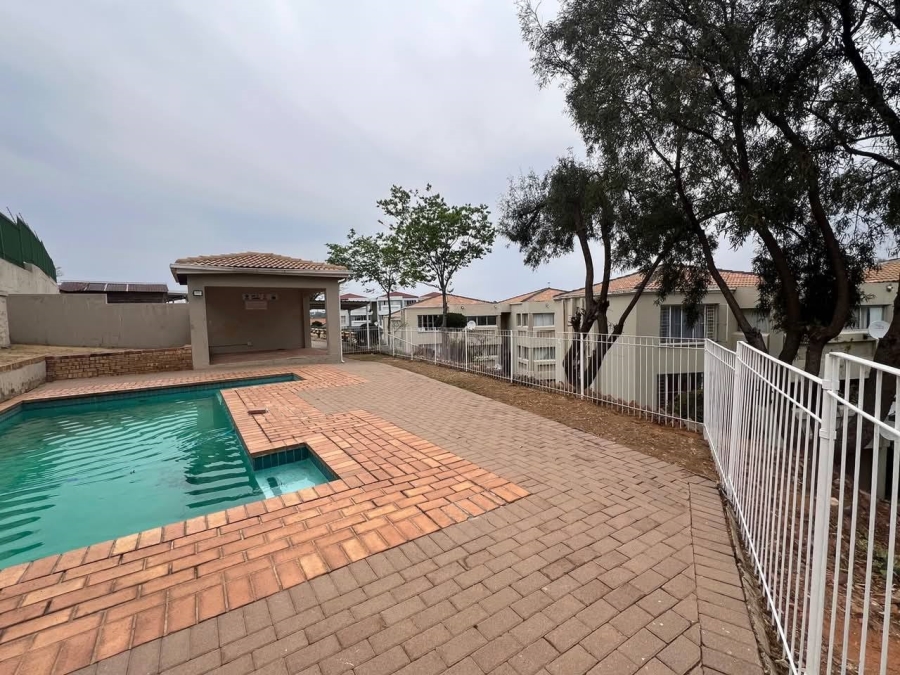 2 Bedroom Property for Sale in Discovery Gauteng