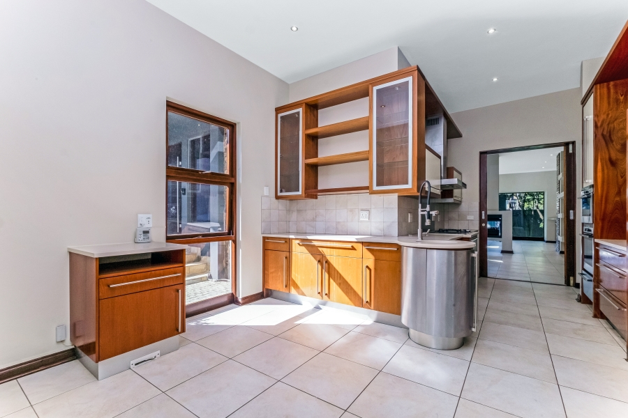 To Let 5 Bedroom Property for Rent in Benmore Gardens Gauteng
