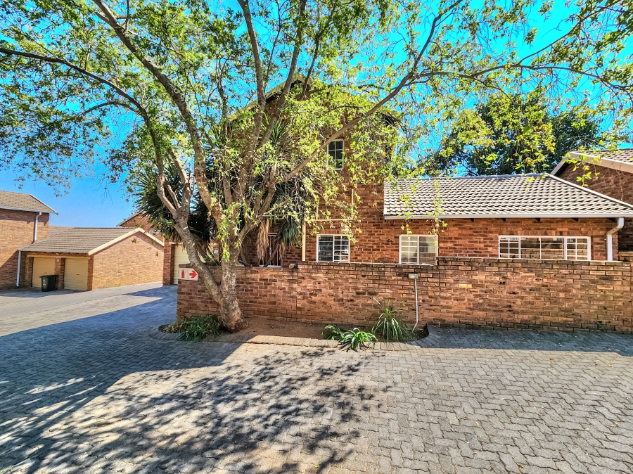 3 Bedroom Property for Sale in Wilgeheuwel Gauteng
