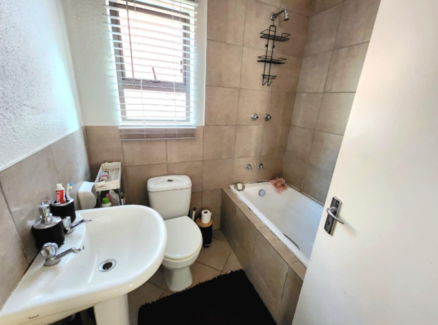 2 Bedroom Property for Sale in Albertsdal Gauteng