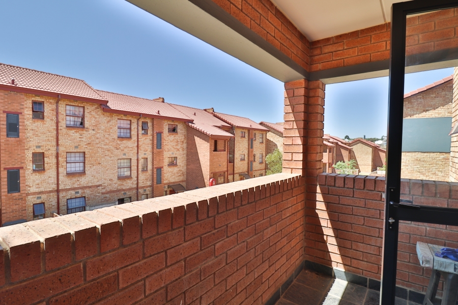To Let 2 Bedroom Property for Rent in Erand Gardens Gauteng