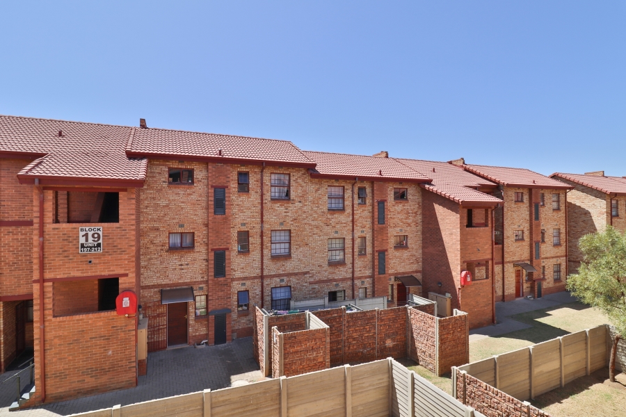 To Let 2 Bedroom Property for Rent in Erand Gardens Gauteng