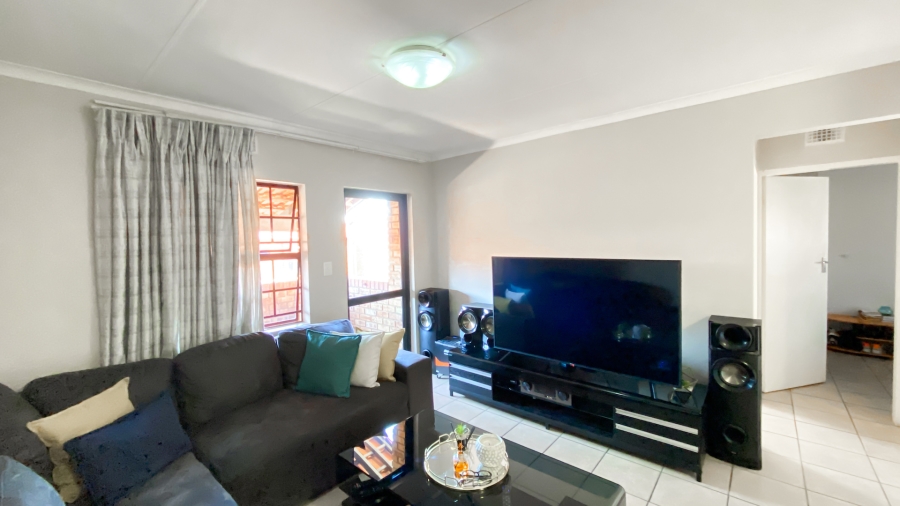 To Let 2 Bedroom Property for Rent in Erand Gardens Gauteng