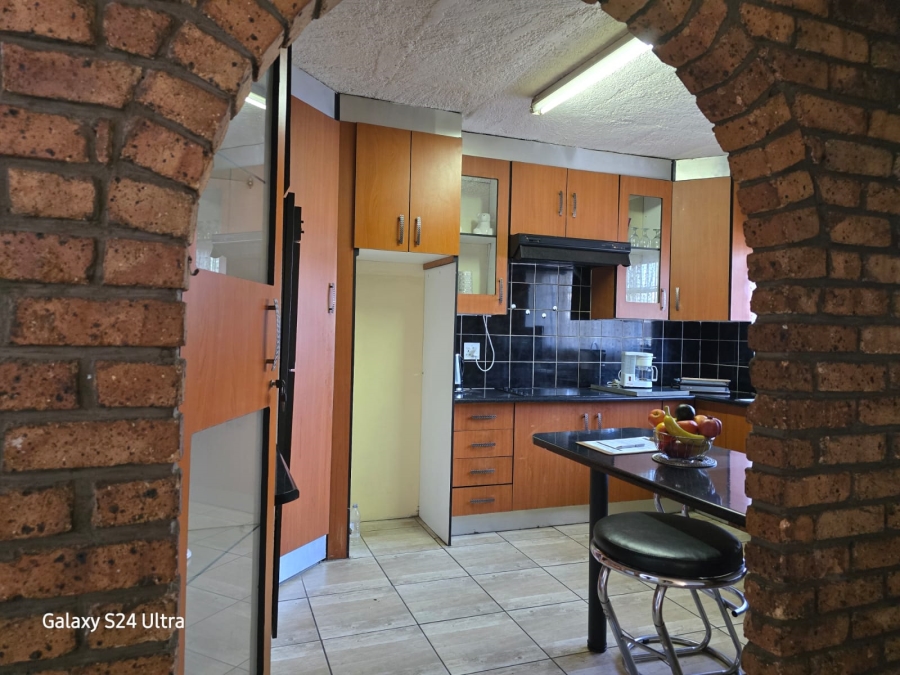 2 Bedroom Property for Sale in Cruywagenpark Gauteng