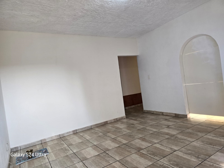 2 Bedroom Property for Sale in Cruywagenpark Gauteng
