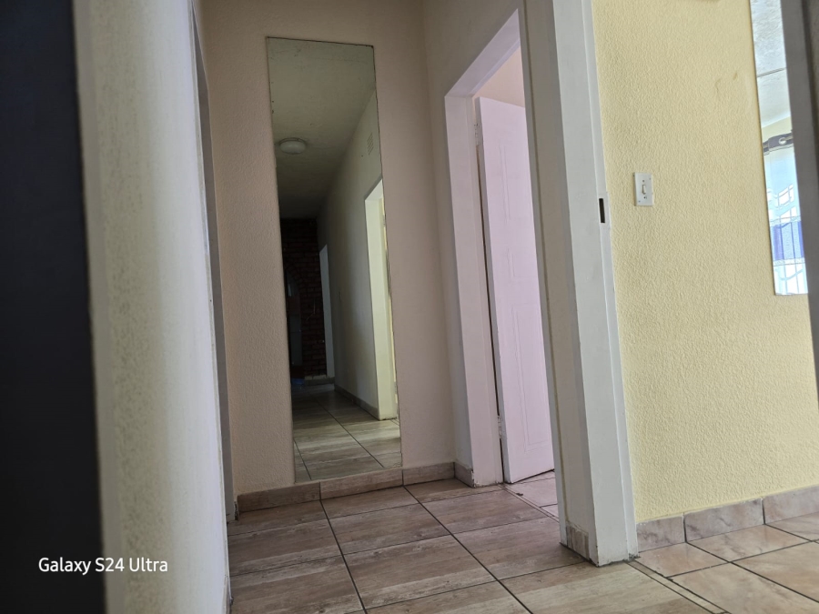 2 Bedroom Property for Sale in Cruywagenpark Gauteng