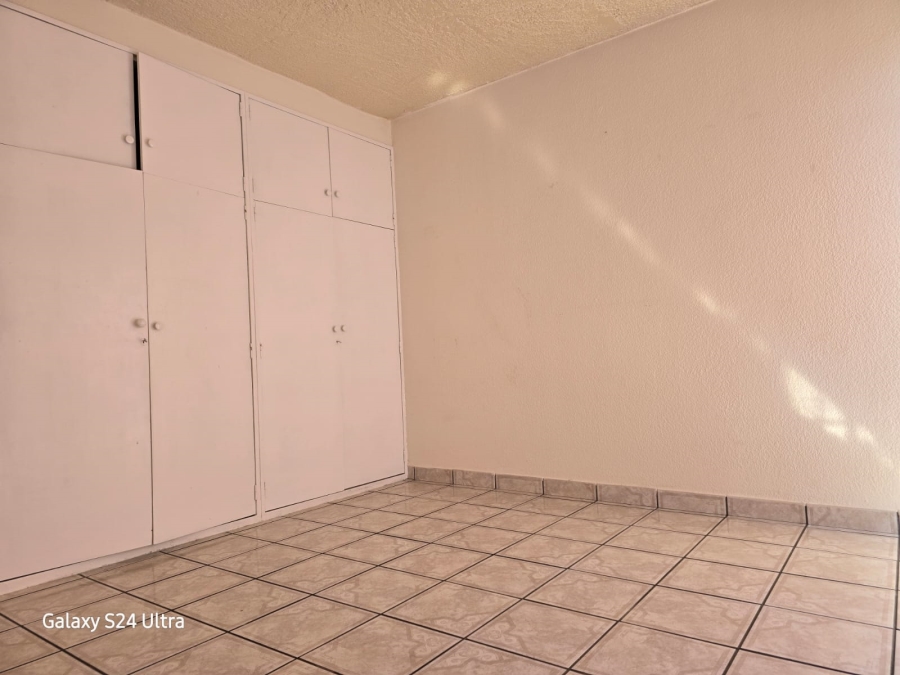 2 Bedroom Property for Sale in Cruywagenpark Gauteng