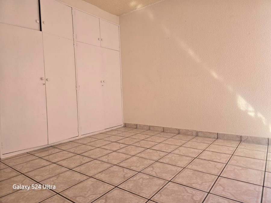 2 Bedroom Property for Sale in Cruywagenpark Gauteng