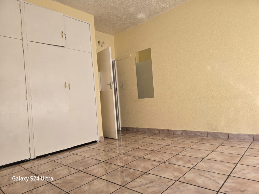 2 Bedroom Property for Sale in Cruywagenpark Gauteng