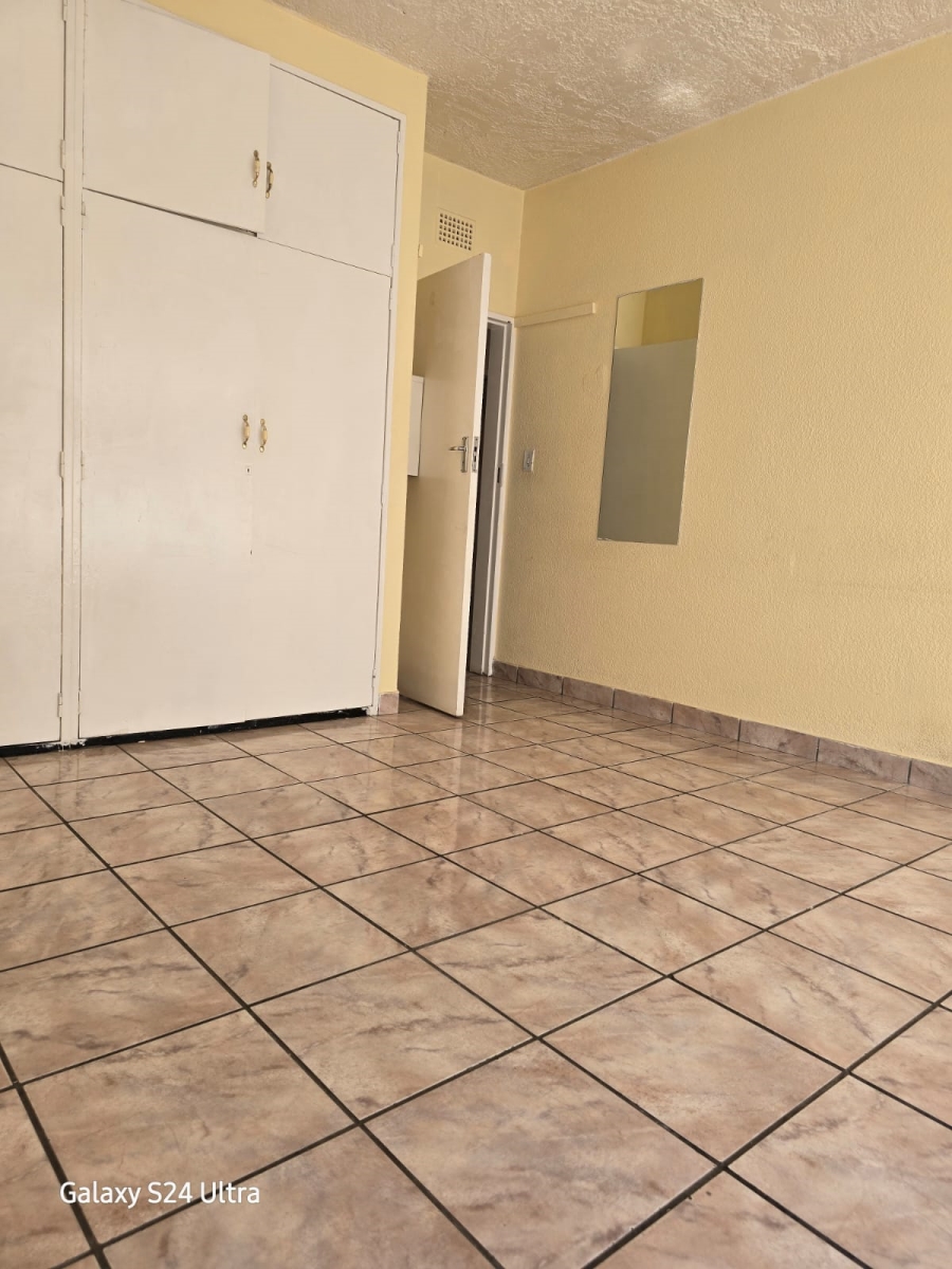2 Bedroom Property for Sale in Cruywagenpark Gauteng