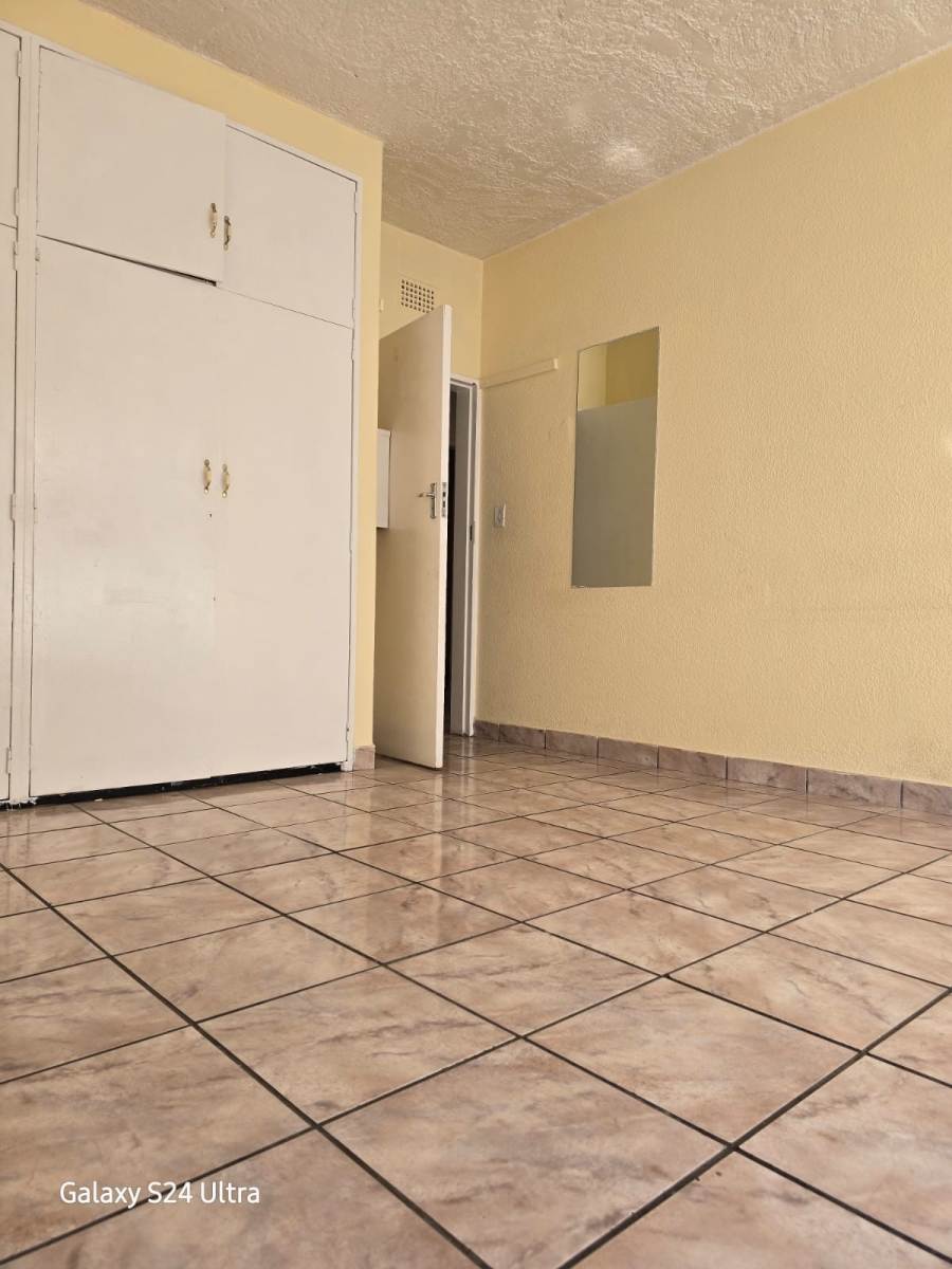 2 Bedroom Property for Sale in Cruywagenpark Gauteng