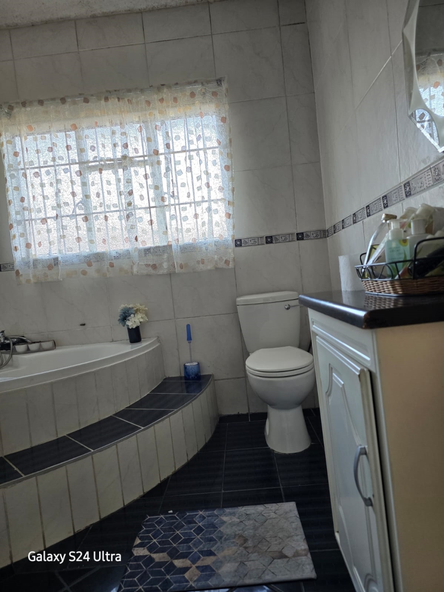 2 Bedroom Property for Sale in Cruywagenpark Gauteng