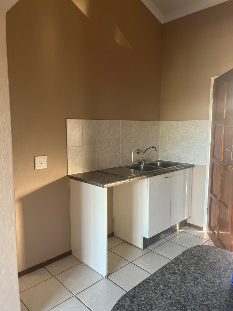 To Let 1 Bedroom Property for Rent in Helderkruin Gauteng