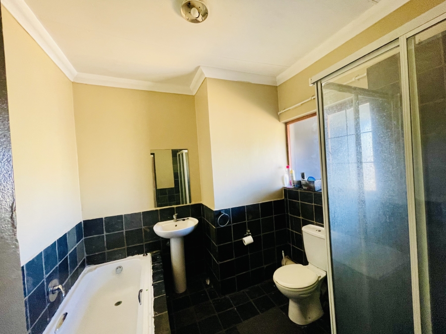 2 Bedroom Property for Sale in Erand Gardens Gauteng