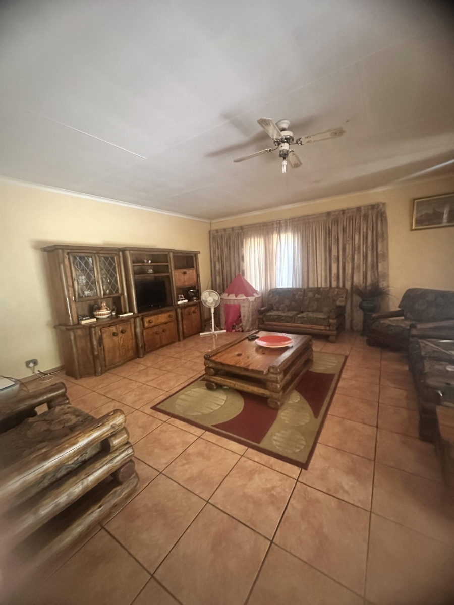 To Let 4 Bedroom Property for Rent in Dorandia Gauteng