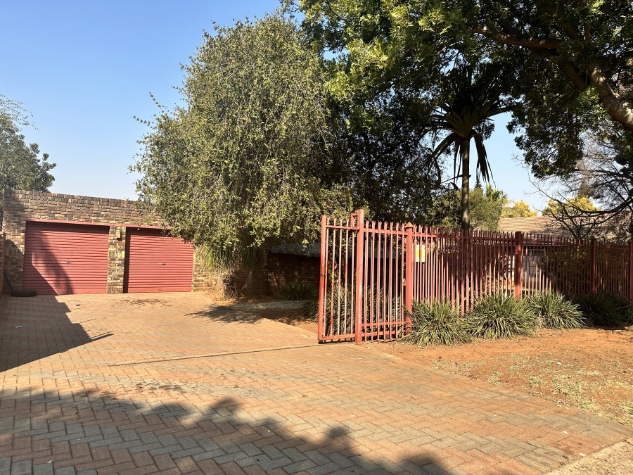 To Let 4 Bedroom Property for Rent in Dorandia Gauteng