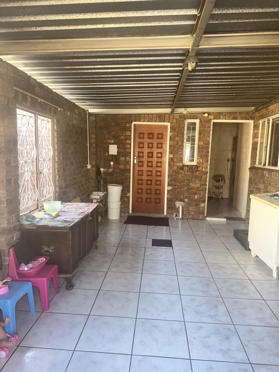 To Let 4 Bedroom Property for Rent in Dorandia Gauteng