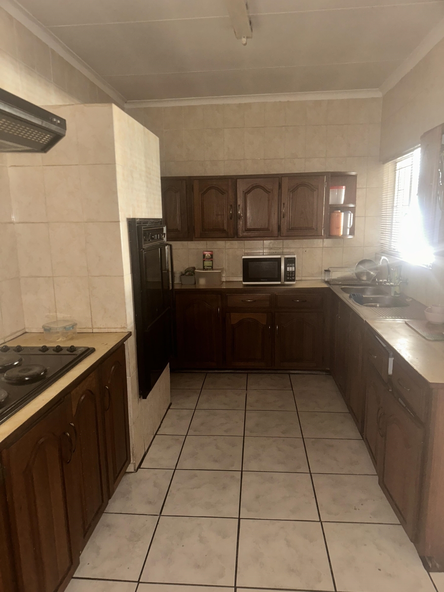 To Let 4 Bedroom Property for Rent in Dorandia Gauteng