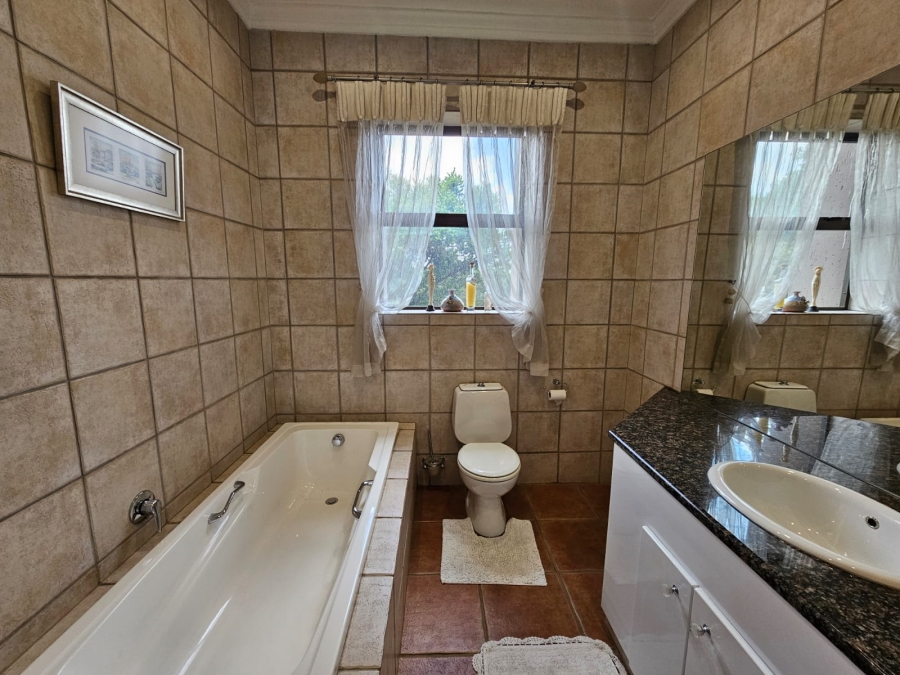 5 Bedroom Property for Sale in Mooikloof Gauteng