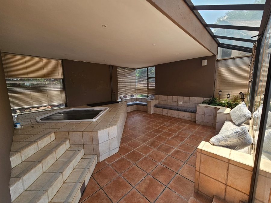 5 Bedroom Property for Sale in Mooikloof Gauteng
