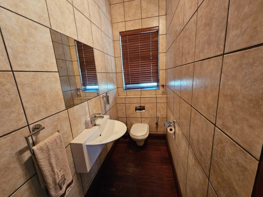 5 Bedroom Property for Sale in Mooikloof Gauteng