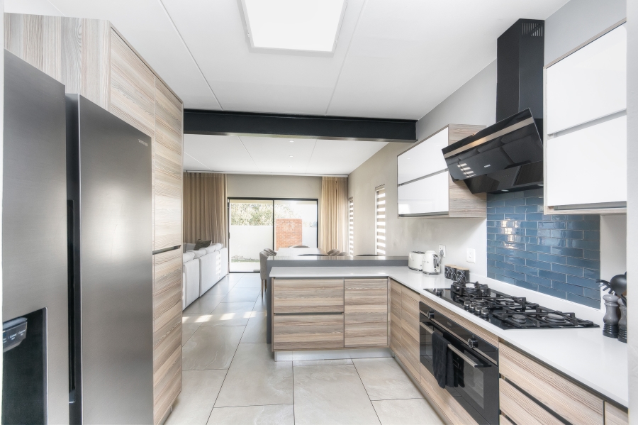 3 Bedroom Property for Sale in Crowthorne AH Gauteng