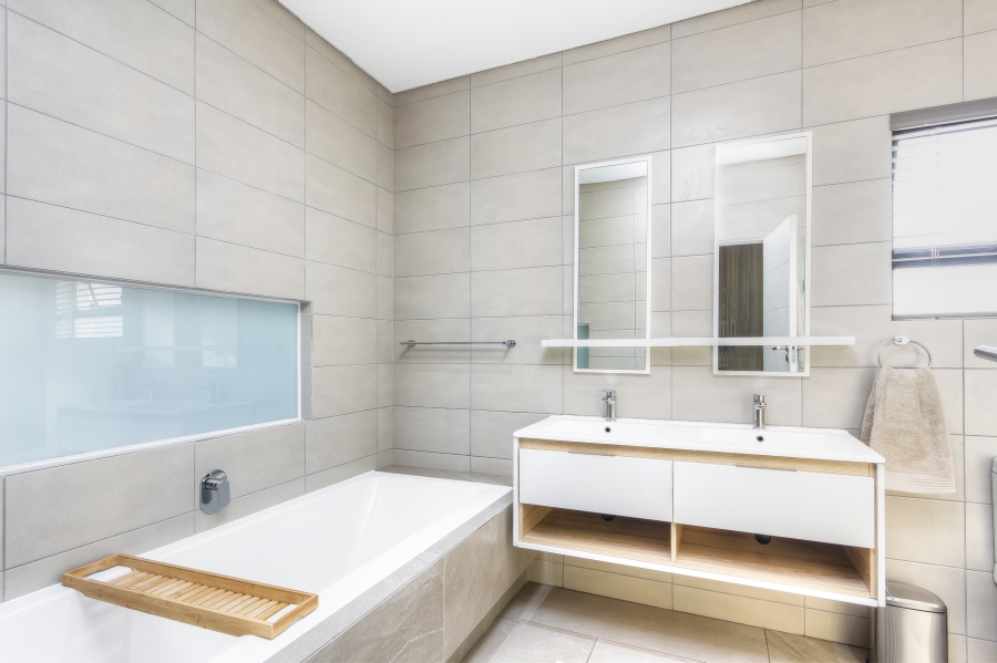 3 Bedroom Property for Sale in Crowthorne AH Gauteng