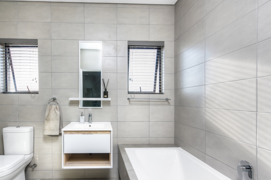 3 Bedroom Property for Sale in Crowthorne AH Gauteng