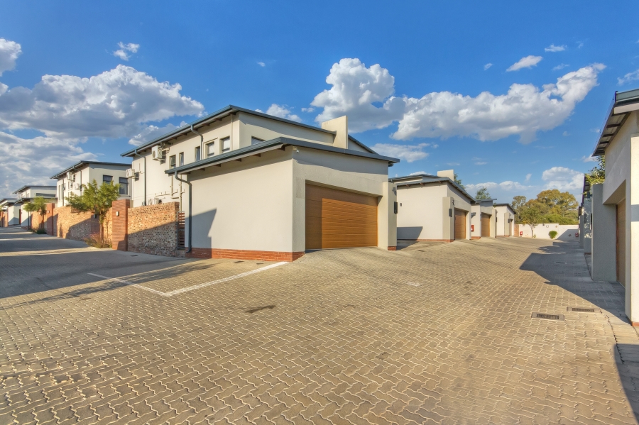 3 Bedroom Property for Sale in Crowthorne AH Gauteng