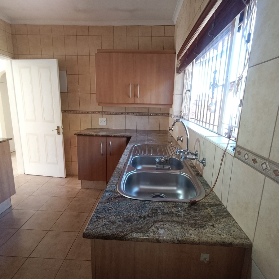 To Let 3 Bedroom Property for Rent in Fairland Gauteng