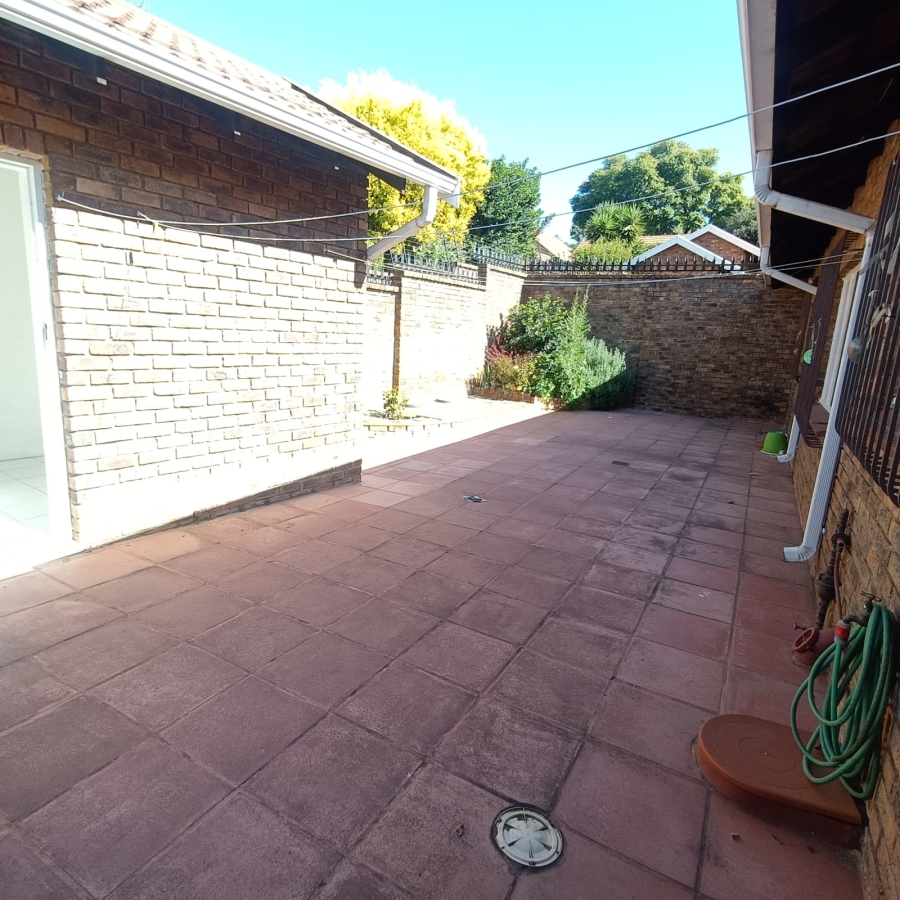 To Let 3 Bedroom Property for Rent in Fairland Gauteng