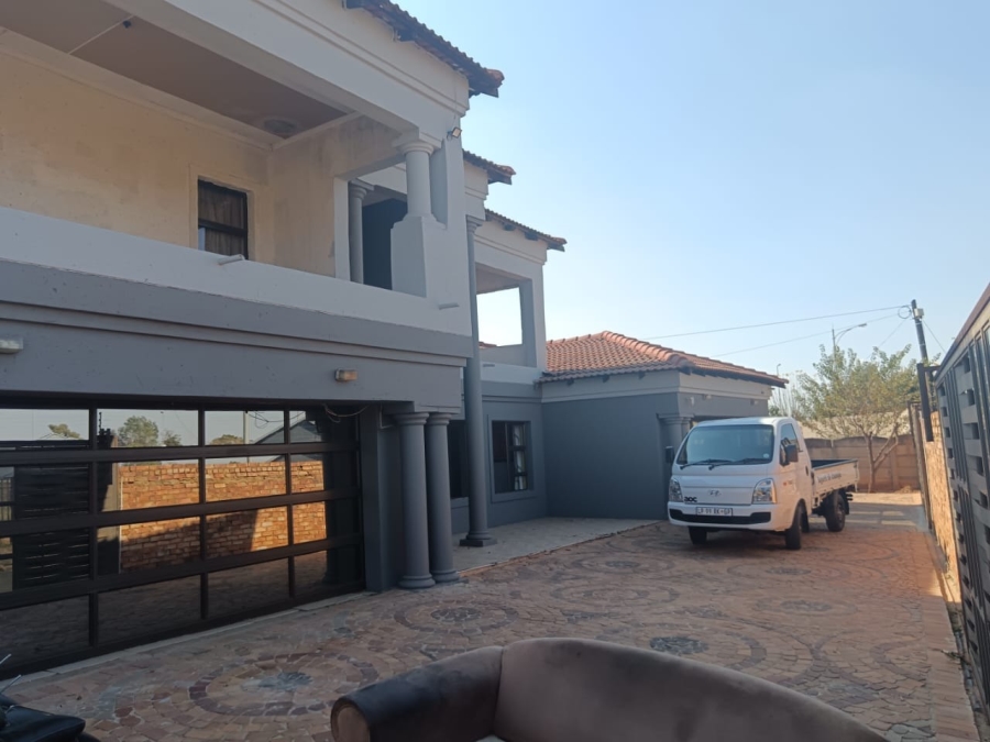6 Bedroom Property for Sale in Dersley Gauteng