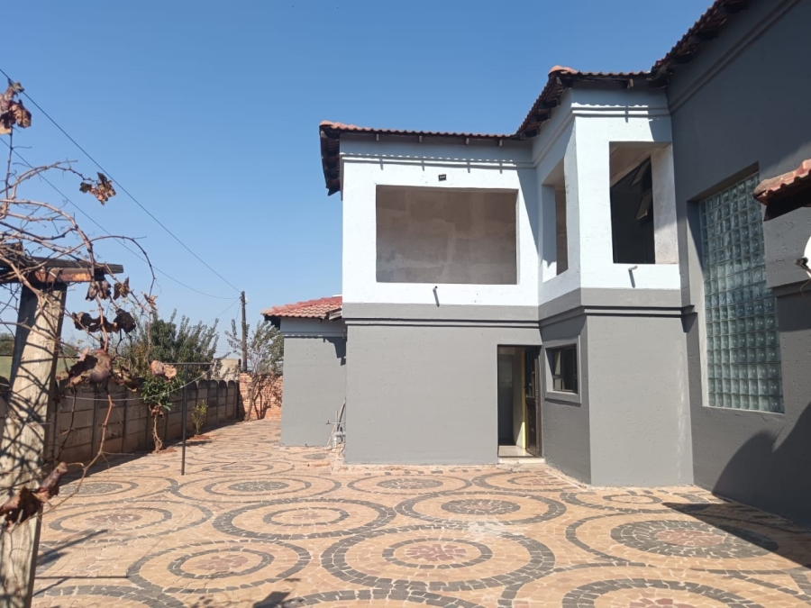 6 Bedroom Property for Sale in Dersley Gauteng