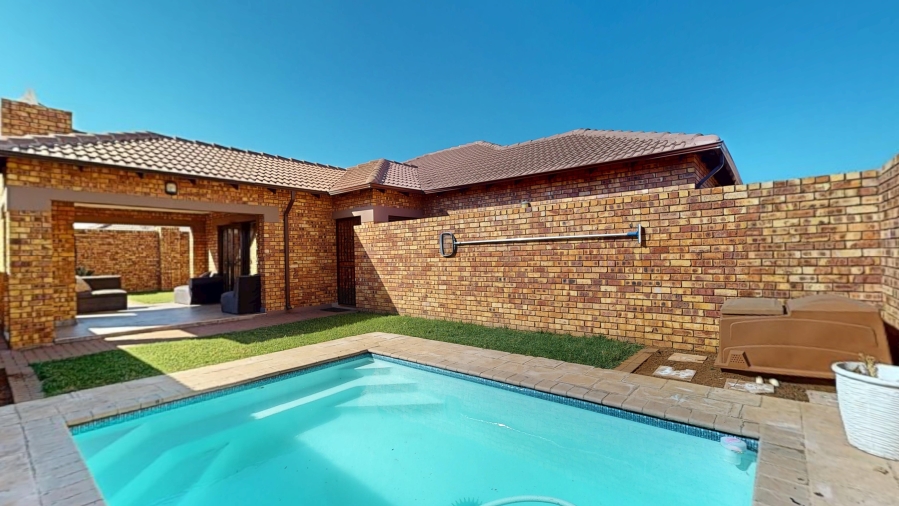 3 Bedroom Property for Sale in Dayanglen Gauteng