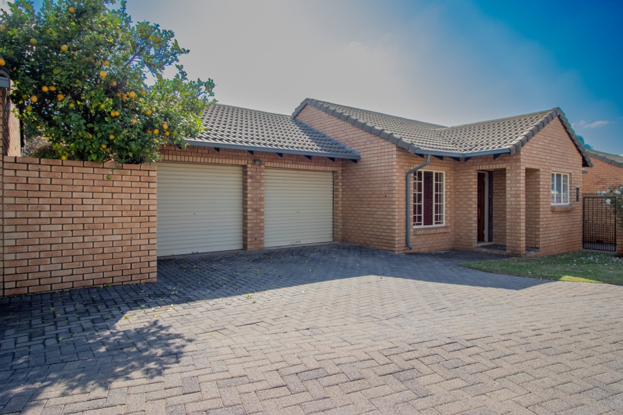 2 Bedroom Property for Sale in Eldoraigne Gauteng