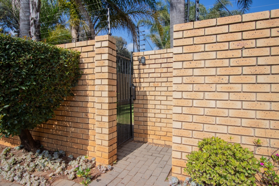2 Bedroom Property for Sale in Eldoraigne Gauteng