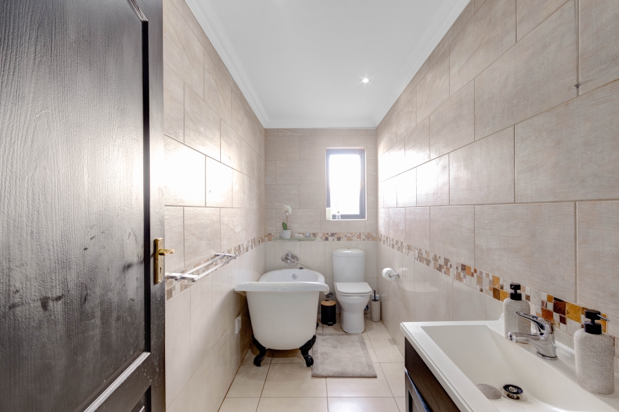 To Let 4 Bedroom Property for Rent in Noordwyk Gauteng