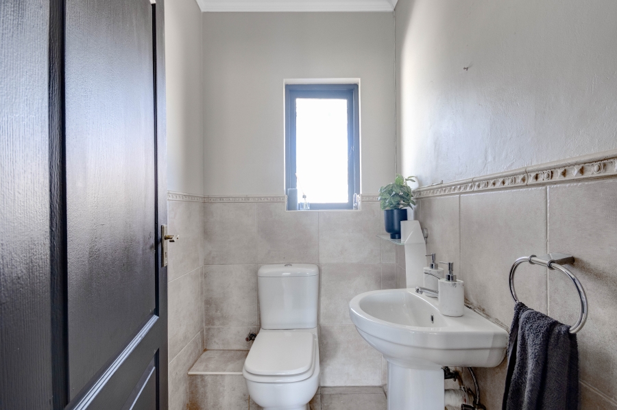 To Let 4 Bedroom Property for Rent in Noordwyk Gauteng