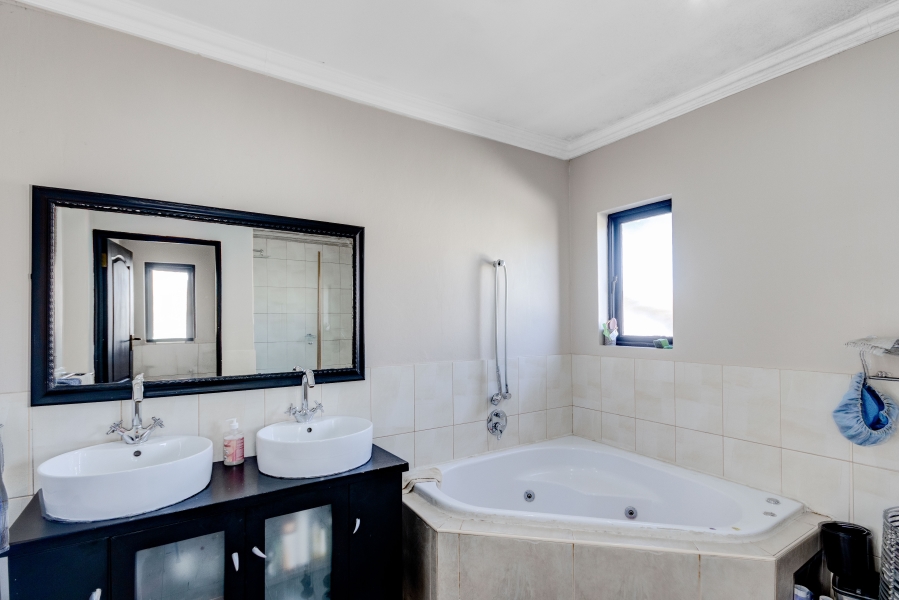To Let 4 Bedroom Property for Rent in Noordwyk Gauteng