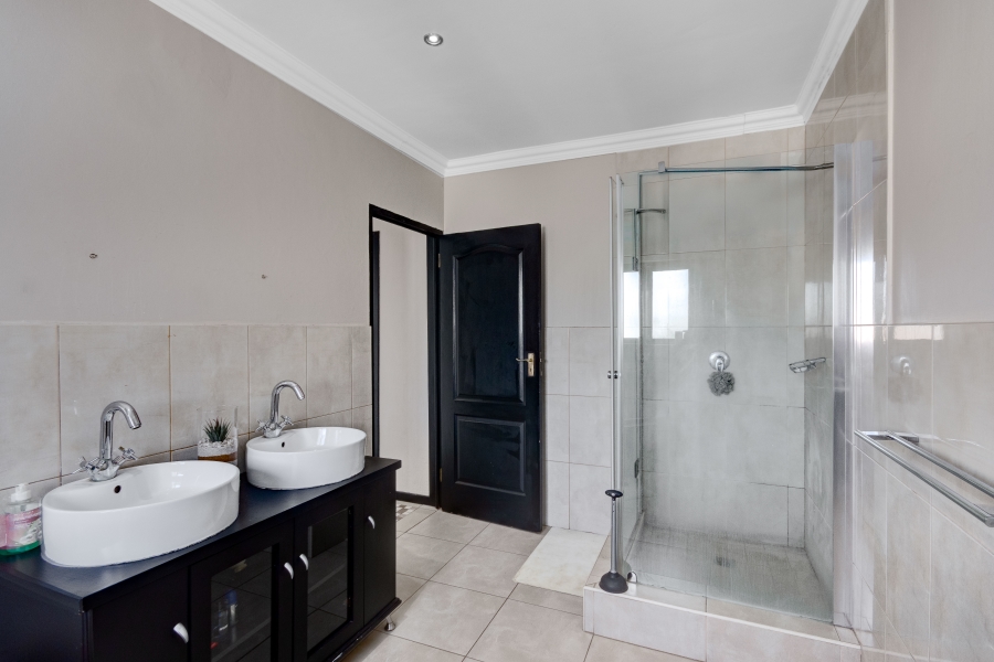 To Let 4 Bedroom Property for Rent in Noordwyk Gauteng