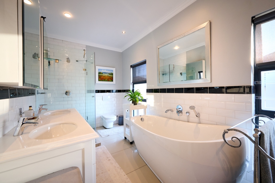 4 Bedroom Property for Sale in Waterfall Country Village Gauteng