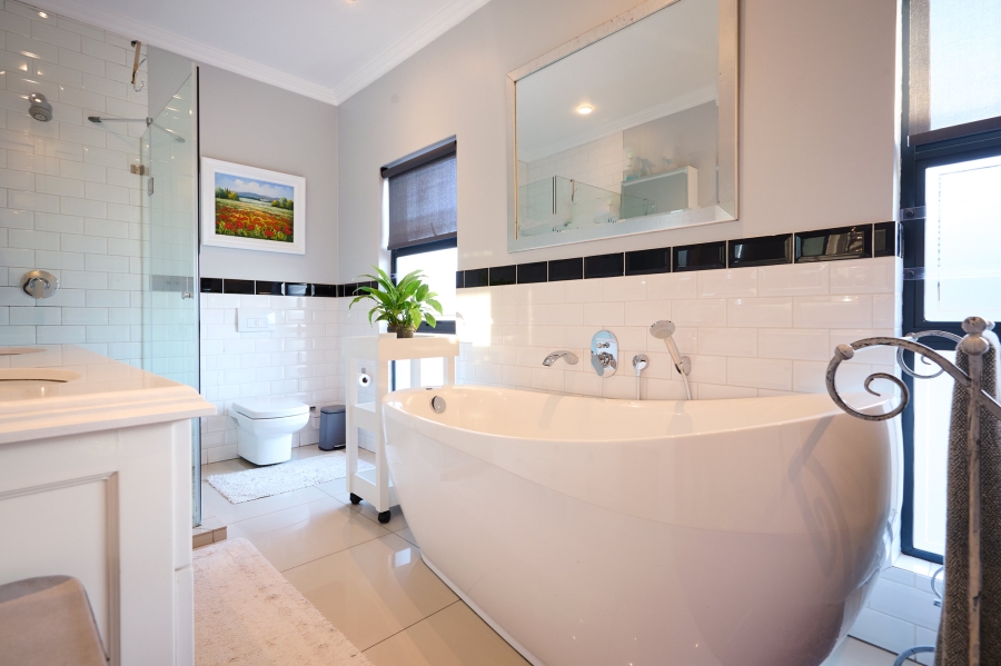 4 Bedroom Property for Sale in Waterfall Country Village Gauteng