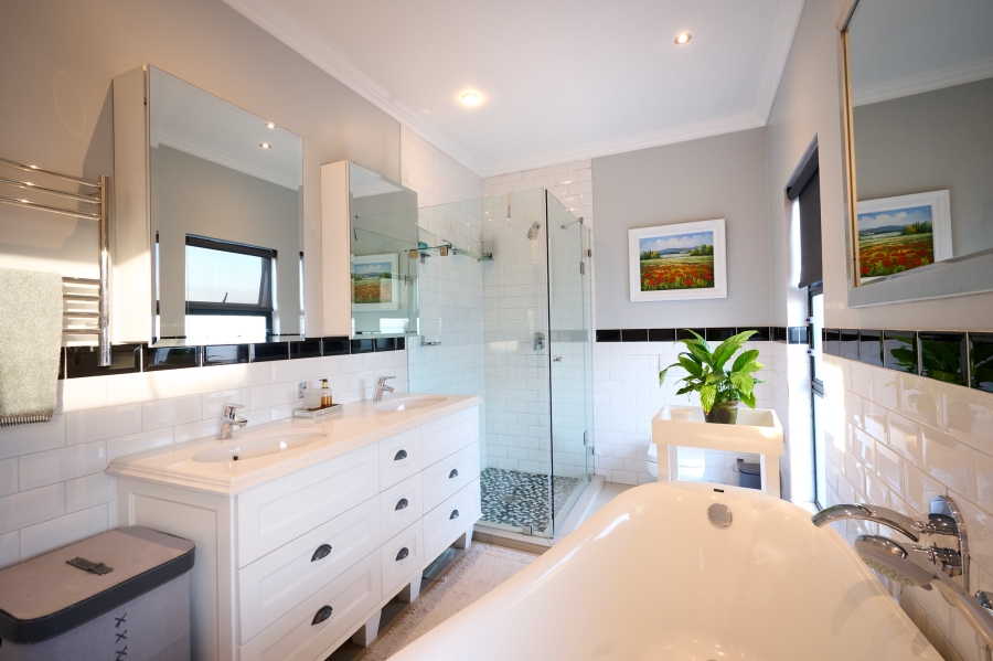 4 Bedroom Property for Sale in Waterfall Country Village Gauteng