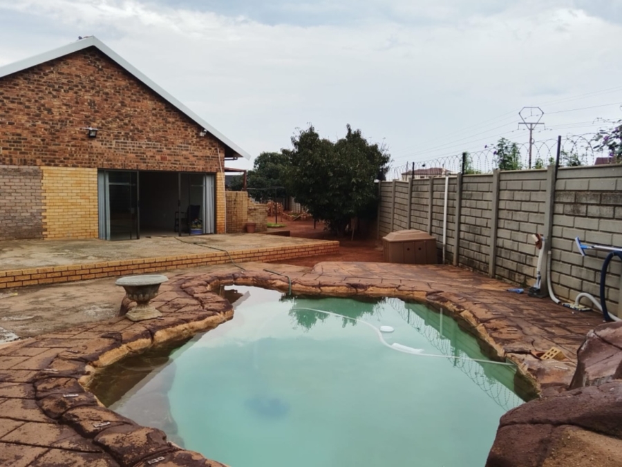 3 Bedroom Property for Sale in Toekomsrus Gauteng
