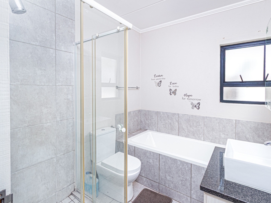 1 Bedroom Property for Sale in Beverley Gauteng
