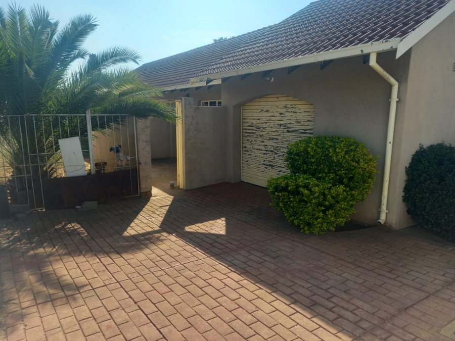 4 Bedroom Property for Sale in Noordwyk Gauteng