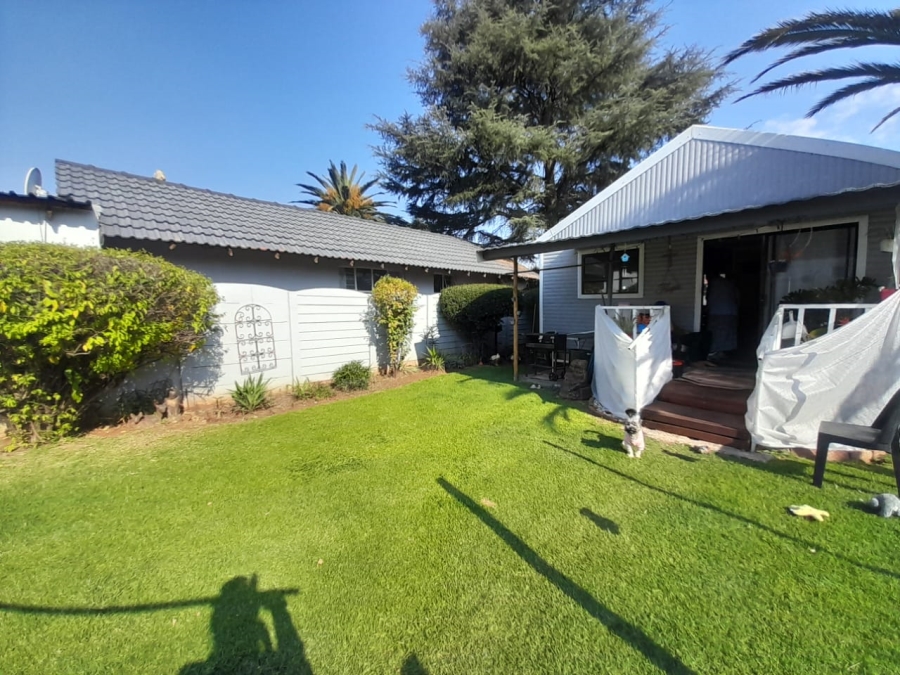 To Let 2 Bedroom Property for Rent in Risiville Gauteng